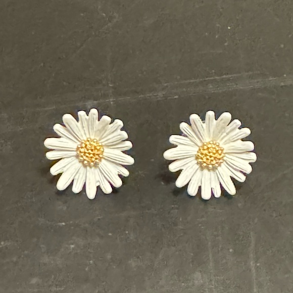 T.J.Maxx Jewelry - Daisy Flower Stud Earrings